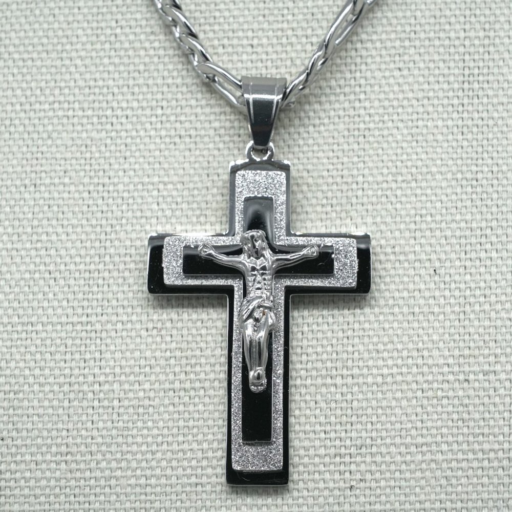 Beautiful stainless steel crucifix and chain. - Picture 3 of 8